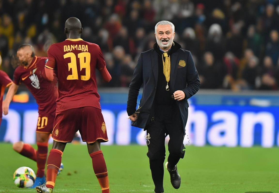 欧冠激战：尤文图斯稳健前行，穆里尼奥罗马告捷，意甲冠军意外翻车